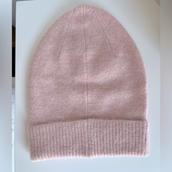 NWT Aritzia Auxiliary Pagosa Beanie Tuque Hat Heather Rose Smoke - Picture 3 of 5